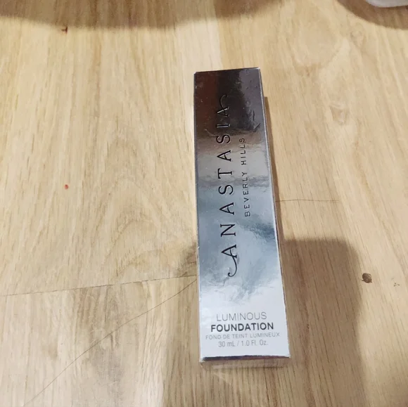 NWB Anastasia Beverly natural finish luminous foundation - Picture 1 of 3